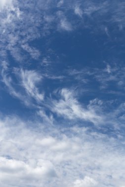 Mavi gökyüzü ve rüzgarlı beyaz bulutlar