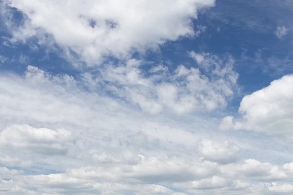 Blue sky is full of huge white clouds — Stock Photo, Image