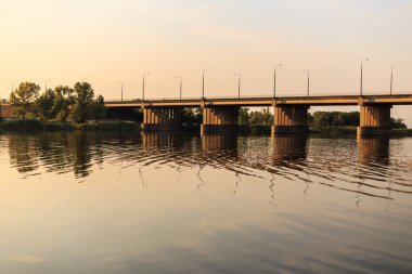 Nehrin üzerindeki köprü