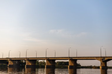 Nehrin üzerindeki köprü