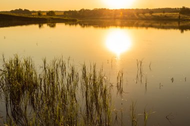 Gölde gün batımı