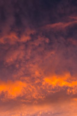 dramatik gökyüzü günbatımı üzerinde