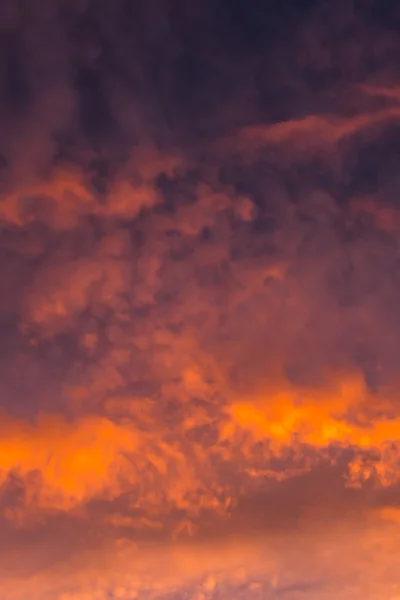 Драматичне небо на заході сонця — стокове фото