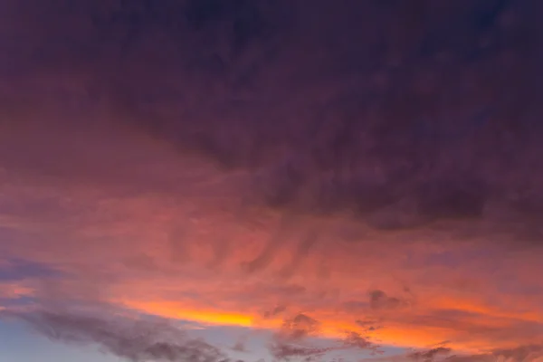 Dramatischer Himmel bei Sonnenuntergang — Stockfoto