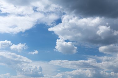 beyaz bulutlar mavi gökyüzü