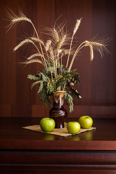 Still life vase and apples 