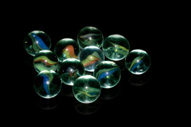 Siyah bir zemin üzerine mermerler grubu