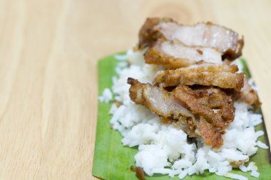 Tay gıda, gevrek domuz kızarmış pilav üzerinde