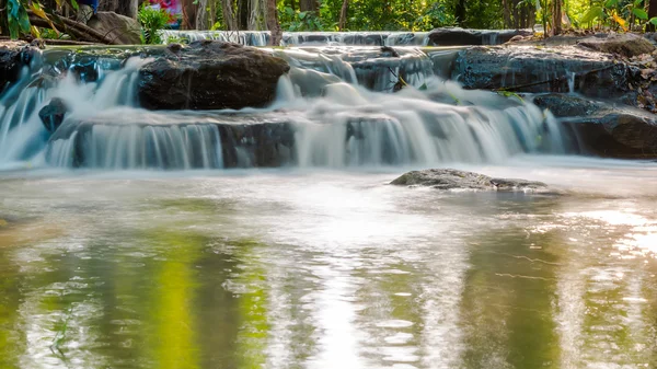 Yetenekli kişi tarafından inşa parkta küçük bir şelale.