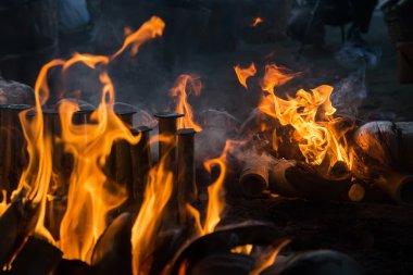 alevler siyah arkaplanda