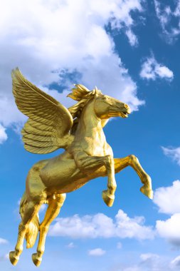 Gökyüzü arka plan, mavi gökyüzü ile altın at