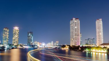 asiatique nehir kenarında