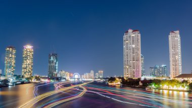 asiatique nehir kenarında