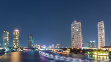 asiatique nehir kenarında