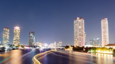 asiatique nehir kenarında