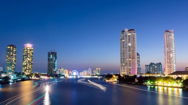 Asiatique la orilla del río — Foto de Stock