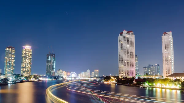 asiatique nehir kenarında