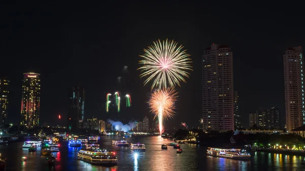 Fuegos artificiales de año nuevo — Foto de Stock