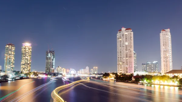 asiatique nehir kenarında