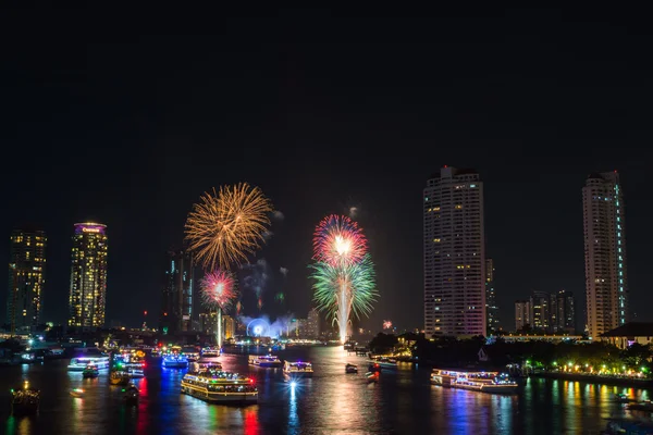 Fuegos artificiales de año nuevo — Foto de Stock