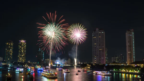 Fuegos artificiales de año nuevo — Foto de Stock