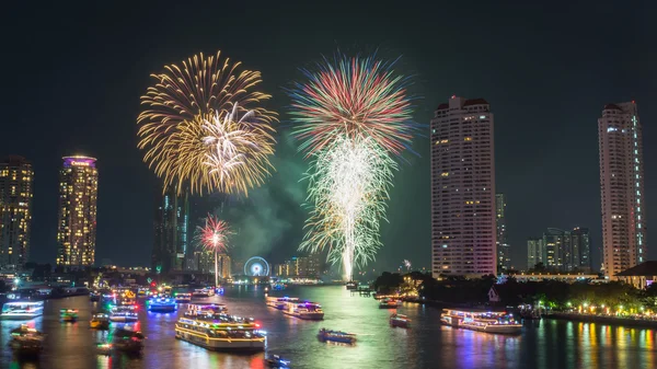 Fogos de artifício ano novo — Fotografia de Stock