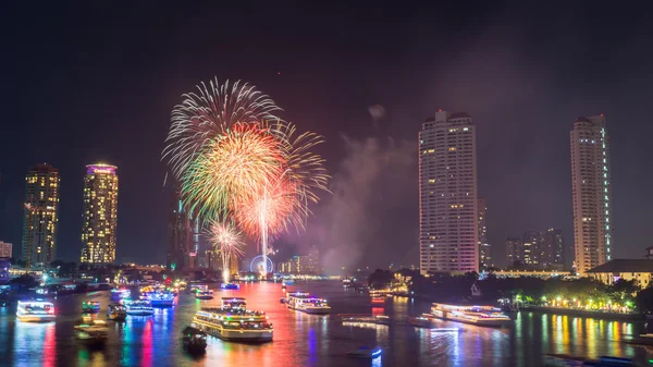 Fuegos artificiales de año nuevo — Foto de Stock