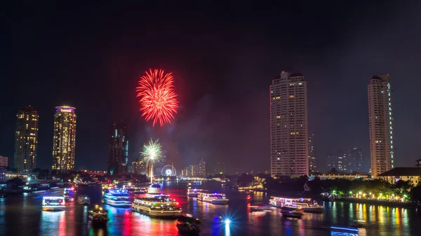 Fuegos artificiales de año nuevo — Foto de Stock