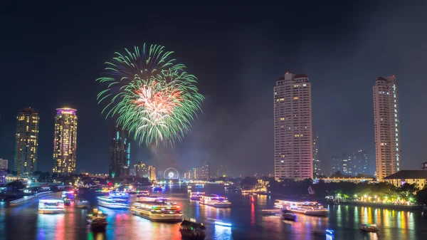 Fuegos artificiales de año nuevo — Foto de Stock