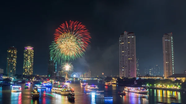 Fuegos artificiales de año nuevo — Foto de Stock