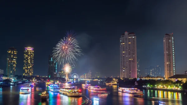 Fuegos artificiales de año nuevo — Foto de Stock