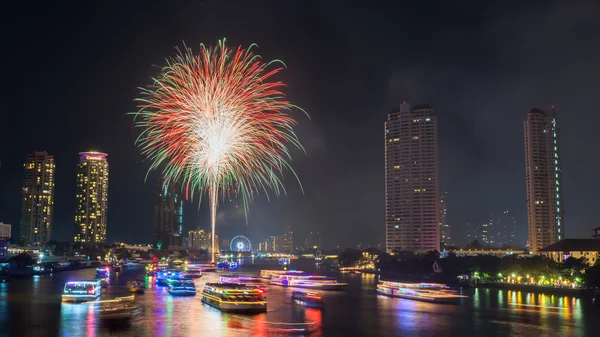 Fuegos artificiales de año nuevo — Foto de Stock