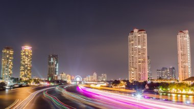 asiatique nehir kenarında