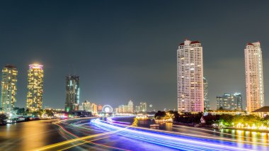 asiatique nehir kenarında