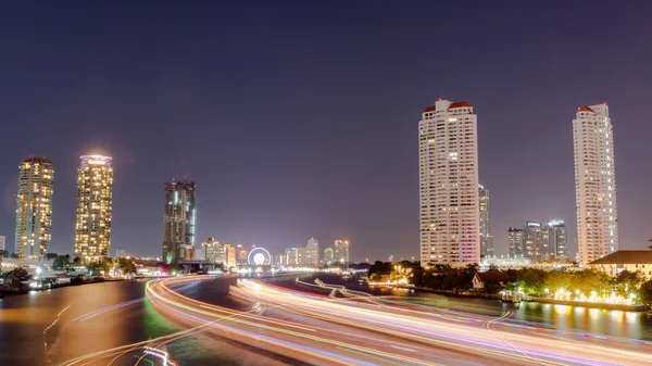 Asiatique la orilla del río — Foto de Stock