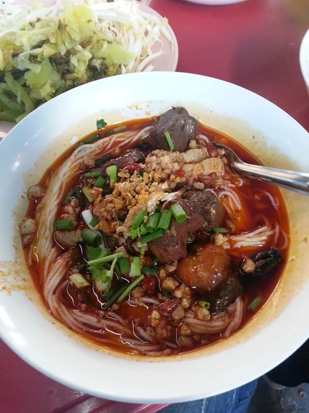 Khanom Jin Nam Ngiao (Alimentation thaïlandaise ) — Photo