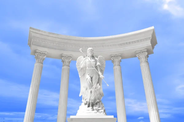 Estatua de ángel. con la ruta de recorte — Foto de Stock