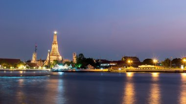 WAT Arun saldırın. Bangkok, Tayland. kamusal sanat