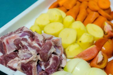 Malzemeler haşlanmış domuz kemikleri çorba pişirme