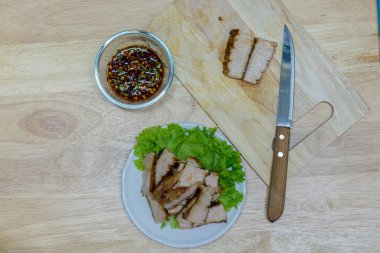 kömür haşlanmış domuz eti boyun