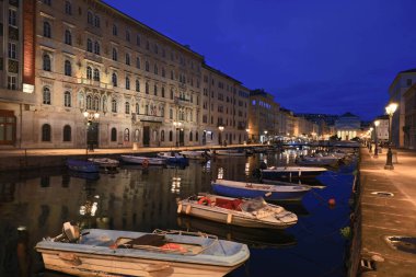 Akşamları Trieste 'de Büyük Kanal, Antonio Thaumaturgo Kilisesi' nin arka planında.