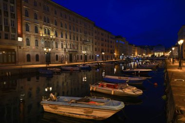 Akşamları Trieste 'de Büyük Kanal, Antonio Thaumaturgo Kilisesi' nin arka planında.