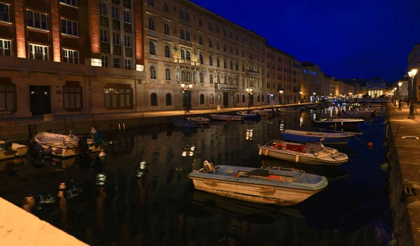 Akşamları Trieste 'de Büyük Kanal, Antonio Thaumaturgo Kilisesi' nin arka planında.
