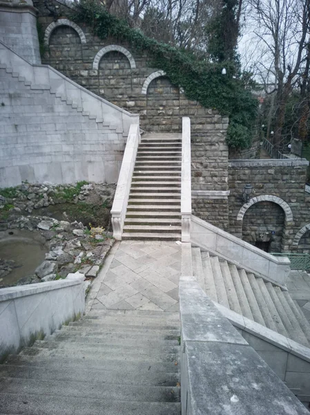 Trieste City 'de Scala dei Giganti; İtalyan şehirlerinde ilgi odağı ve eski anıt