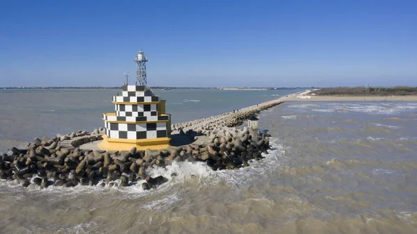 Yukarıdan deniz feneri Punta Sabbioni, hava manzaralı.