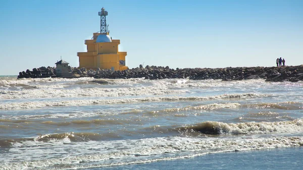 Rüzgarlı bir günde deniz feneri Punta Sabbioni manzarası; Jesolo, Italia
