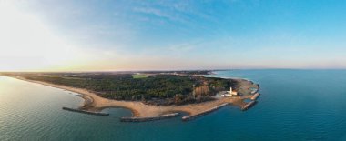 Güneş batarken panoramik bir manzarayla yukarıdan bibiyo deniz feneri