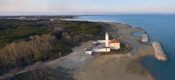 Güneş batarken panoramik bir manzarayla yukarıdan bibiyo deniz feneri