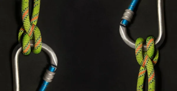 Kayıkçı düğümlü ters jandarmalar ve siyah arka planda floresan yeşil ip.