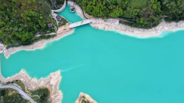 Valcellina-Prodenone 'da güneşli bir günde yukarıdan panoramik hava manzaralı Barcis Gölü, Dolomitleri ziyaret etmek için bir yer